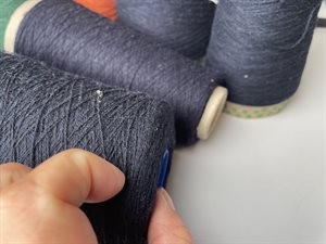 Baby cones i 100 % cashmere - marineblå, 28 gram
